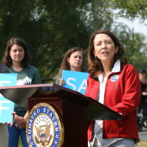 Senator Maria Cantwell speaks on behalf of LWCF at a rally in Seattle's Green Lake Park on August 13, 2018. Photo: Laurel Baum